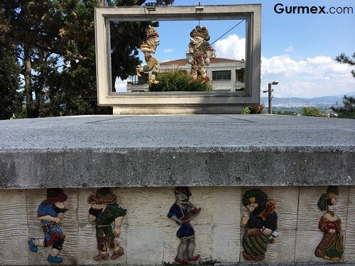 Bursa Merkez Gezilecek Yerler Karagöz ve Hacivat anıtı